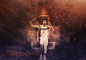 籃球運動員 Devin Booker 身穿太陽隊球衣，在暴風雨的橙色光芒中持球。