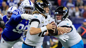 NFL四分衛在比賽中受到防守球員的壓力。