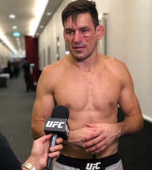 UFC拳手面上有瘀傷揸住咪高峰喺比賽之後