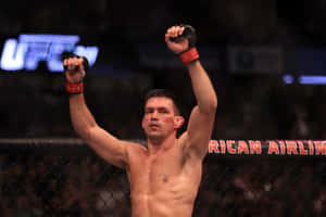 MMA拳手喺UFC八角籠內高舉拳頭慶祝勝利。