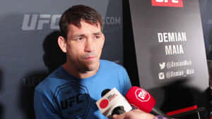 UFC拳手Demian Maia在新聞發布會上向記者發言。