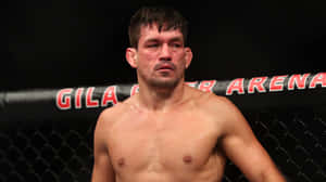 一名男MMA拳手在Gila River Arena的籠內。