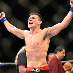 MMA戰士在八角籠內高舉雙臂慶祝勝利。