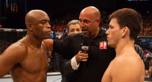兩名MMA拳手在UFC比賽前對視，裁判在中間。