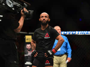 UFC拳手穿著黑色Reebok裝備站在八角籠內