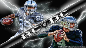 兩名穿著Raiders球衣的足球運動員在戲劇性的閃電風暴場景中。
