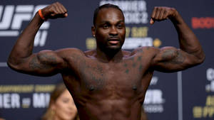 UFC拳手在稱重活動中繃緊肌肉