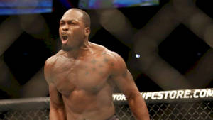 一位赤裸上身的MMA戰士在UFC八角籠內發出勝利的咆哮。