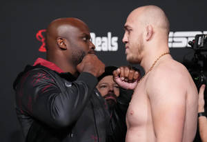 兩位男性拳手在ESPN品牌的稱重活動中鎖拳。 — 康納·麥格雷戈 壁紙