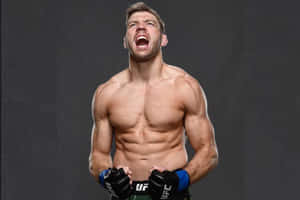 一名赤裸上身的男性拳擊手戴著UFC手套，在黑暗背景下勝利呼喊。