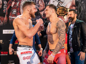 兩名赤膊的MMA拳手在稱重活動中握拳。 — 4:3 壁紙