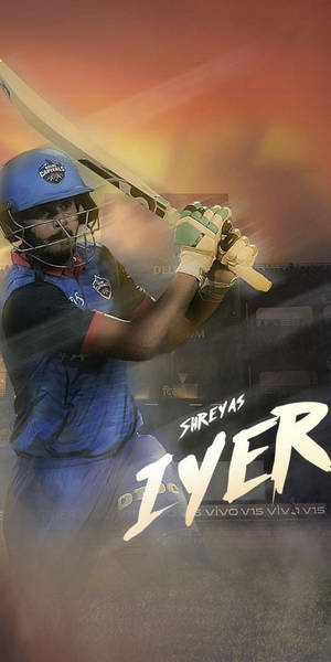 板球運動員 Shreyas Iyer 身穿藍色制服在日落時揮動球棒。