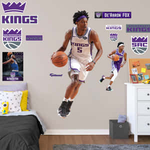 睡房內籃球運動員 De'Aaron Fox 及薩克拉門托帝王隊標誌的牆貼。