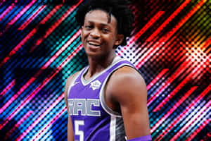 籃球運動員身穿紫色球衣在霓虹條紋背景前微笑。