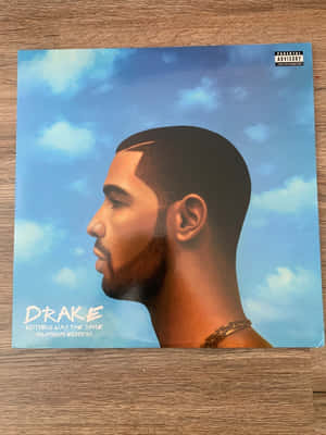 Drake 的專輯《Nothing Was the Same》封面放在木桌上。