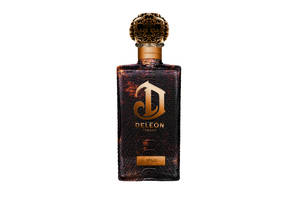 帶金色瓶蓋和蛇皮圖案的DeLeon Tequila酒瓶