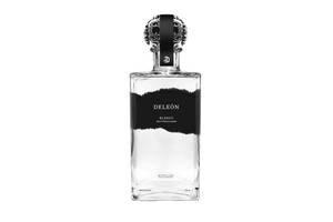 DeLeón Blanco龍舌蘭酒瓶，帶有黑色標籤和銀色瓶蓋。
