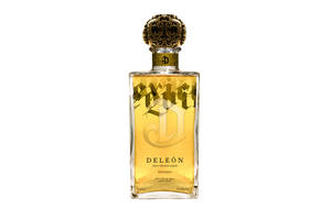 一瓶帶有金色瓶蓋和標籤的Deleón reposado龍舌蘭酒。