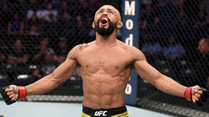 UFC拳手在八角籠內張開雙臂慶祝勝利。