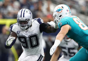 達拉斯牛仔隊防守端鋒在NFL比賽中擒抱邁阿密海豚隊球員。