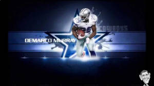 達拉斯牛仔隊美式足球員DeMarco Murray在發光的星星下帶球奔跑。