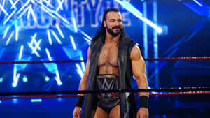 WWE摔角手Seth Rollins在摔角擂台上，在藍色燈光下佩戴冠軍腰帶。
