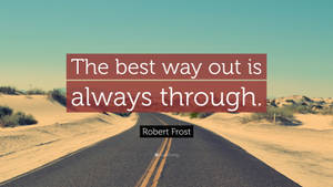 沙漠公路，附有羅伯特·弗羅斯特的引言「The best way out is always through」。 — 道路 壁紙