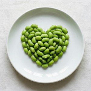 白色碟子上用綠色毛豆做成的心形。