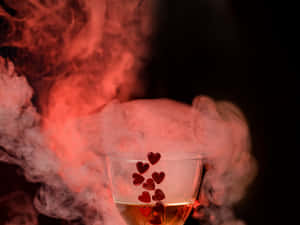 一個帶有紅色心形裝飾和周圍旋轉紅色煙霧的杯子。 — 煙霧動畫 壁紙