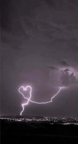 心形閃電照亮城市上方的暴風雨夜空。