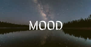 夜空中的銀河倒映在湖中，周圍環繞樹木，並覆蓋著MOOD字樣。