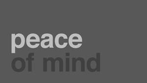 灰色背景上寫著 peace of mind 的文字