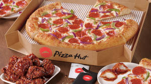 Pizza Hut 薄餅配意大利辣肉腸、青椒和洋蔥，伴以蜜糖雞翼。 — 薄餅 壁紙