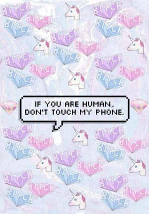 像素對話氣泡說 'if you are human don't touch my phone' 在粉彩獨角獸和鑽石圖案上。