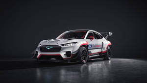 銀色福特野馬GT4賽車，帶有紅色點綴和發光的車頭燈，在黑暗的攝影棚中。