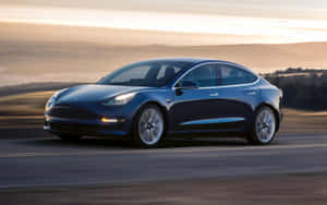 藍色Tesla Model 3在日落時分行駛在風景優美的道路上。 — Tesla GIF 壁紙