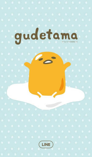 懶惰的黃色蛋形角色 Gudetama 坐在雲朵上，背景是圓點圖案。