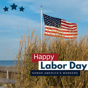 美國國旗在沙灘上飄揚，帶有「Happy Labor Day」文字，向工人致敬。