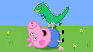 Peppa Pig 躺在草地上，綠色恐龍站在她的肚子上。