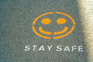 笑臉和 stay safe 畫在人行道上
