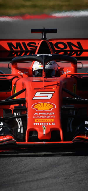 紅色法拉利F1賽車與車手在賽道上