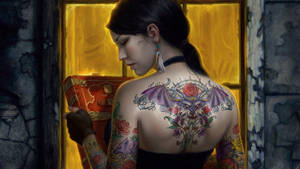 擁有蝙蝠和玫瑰紋身的女性在溫暖的窗邊閱讀一本書。 — 紋身 壁紙
