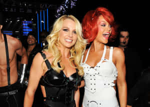 Britney Spears 和 Rihanna 在演唱會上穿著舞台服裝微笑。