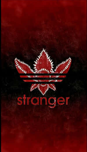 深色紋理背景上帶有牙齒和「stranger」一詞的紅色Adidas標誌。