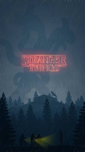 《Stranger Things》標題喺雨中發光，下面有森林同人物
