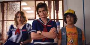 三個穿著1980年代風格服裝的青少年在復古餐廳裡擺姿勢。