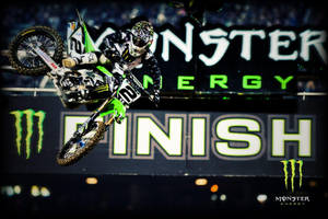 越野電單車車手在Monster Energy活動中跳過終點線。