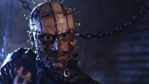 Pinhead 恐怖角色在黑暗地牢中與鎖鏈 — 暴力傳奇 壁紙