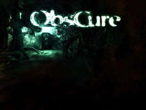 在黑暗森林中，發光綠色遊戲標題 ObsCure 與一扇神秘的門。 — 藝術 壁紙
