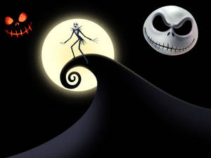 Jack Skellington 站在螺旋形山丘上，在發光的月亮下，有發光的南瓜燈面孔。